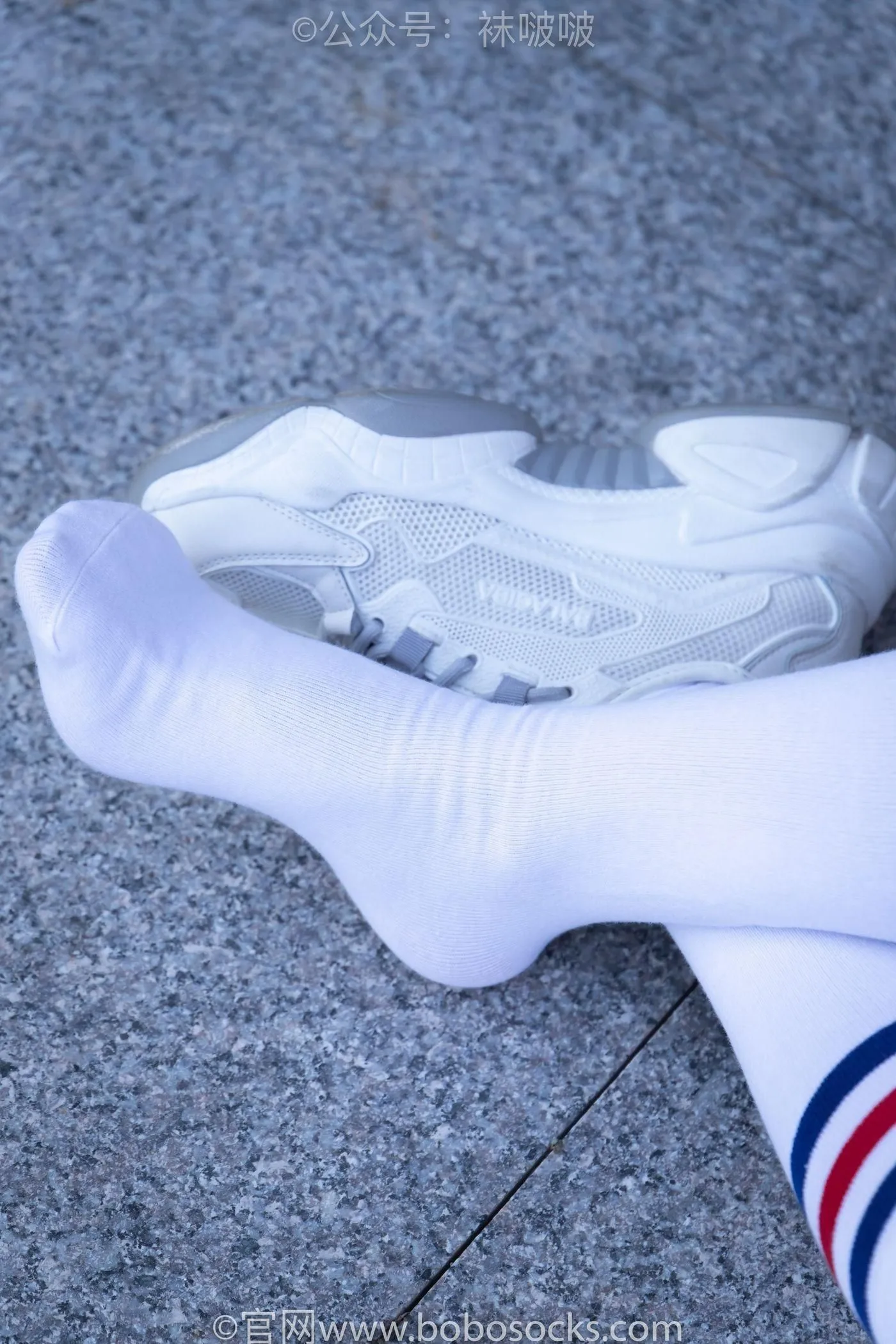 [BoBoSocks袜啵啵]NO.006 小米-运动鞋、白色小腿袜、裸足 [130P]插图5